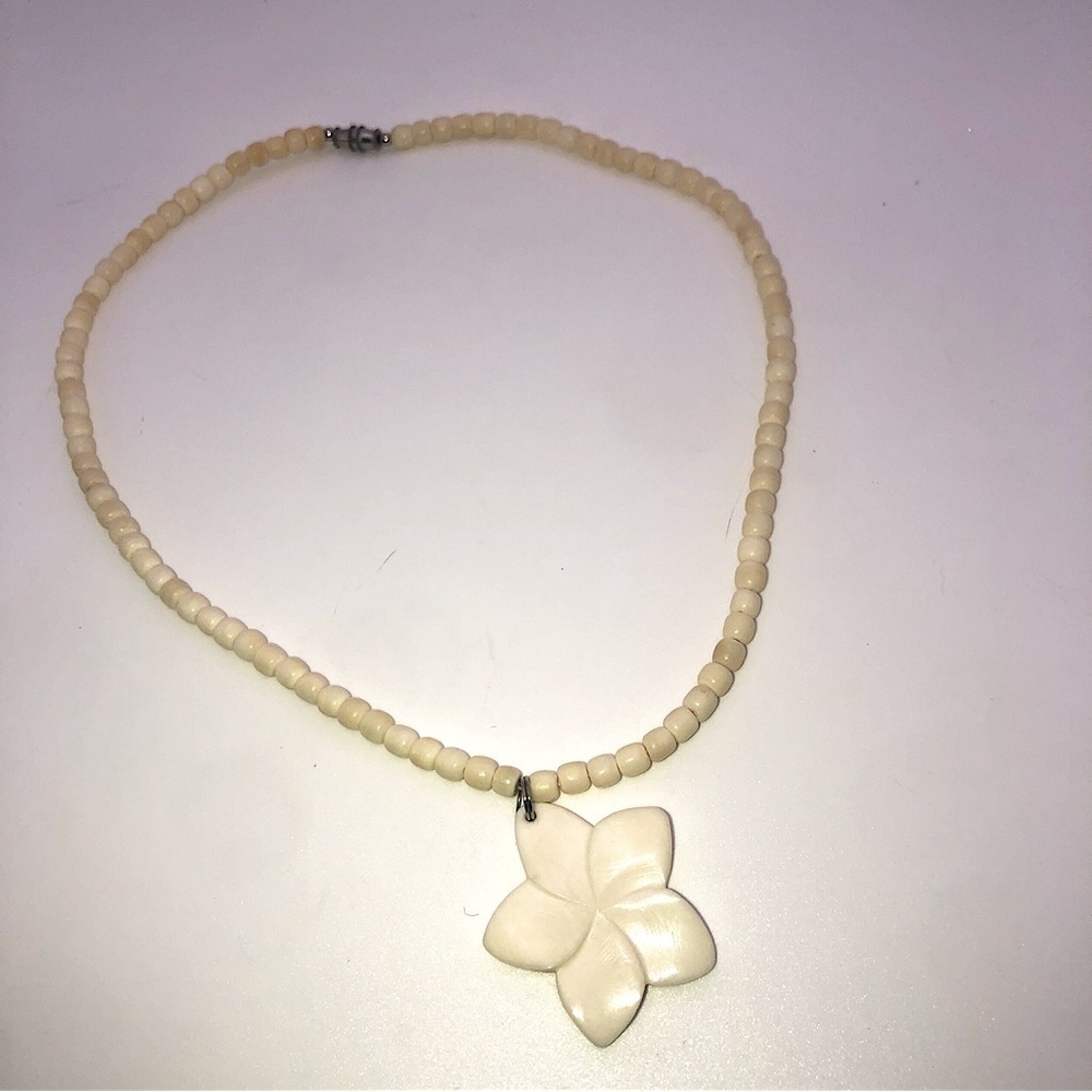 VTG Bone Bead Necklace & Flower Pendant w Hook Clasp 19” & 1.5” Pendant